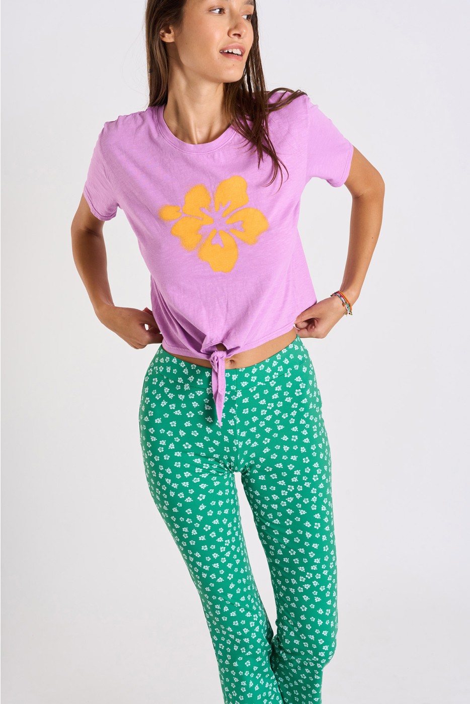 Pantalón verde con estampado de hibiscos Noelo Bloomgirl