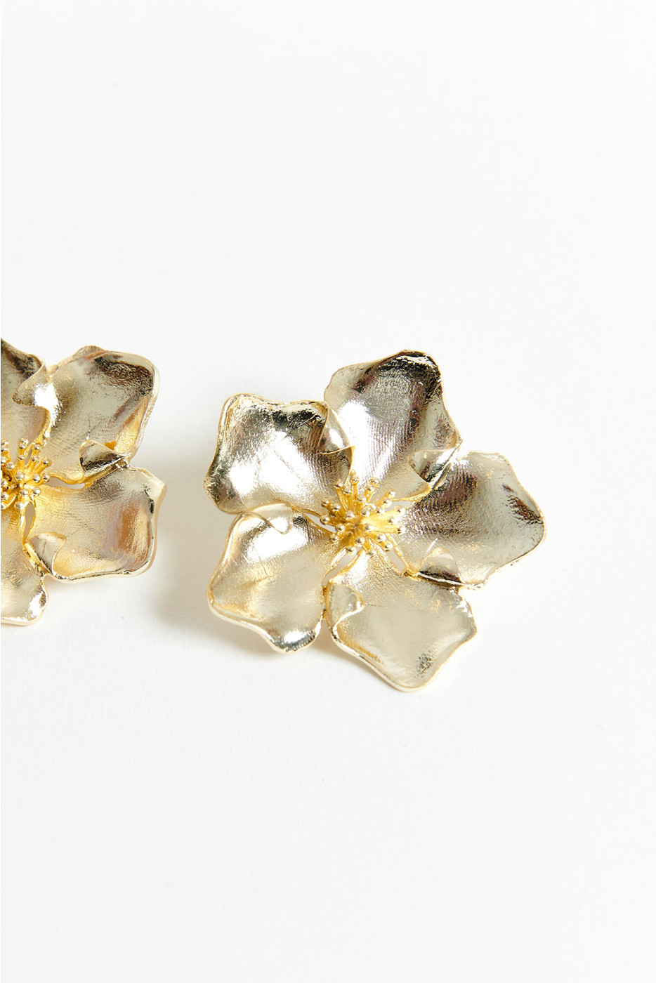IYS Shashi® golden flower earrings