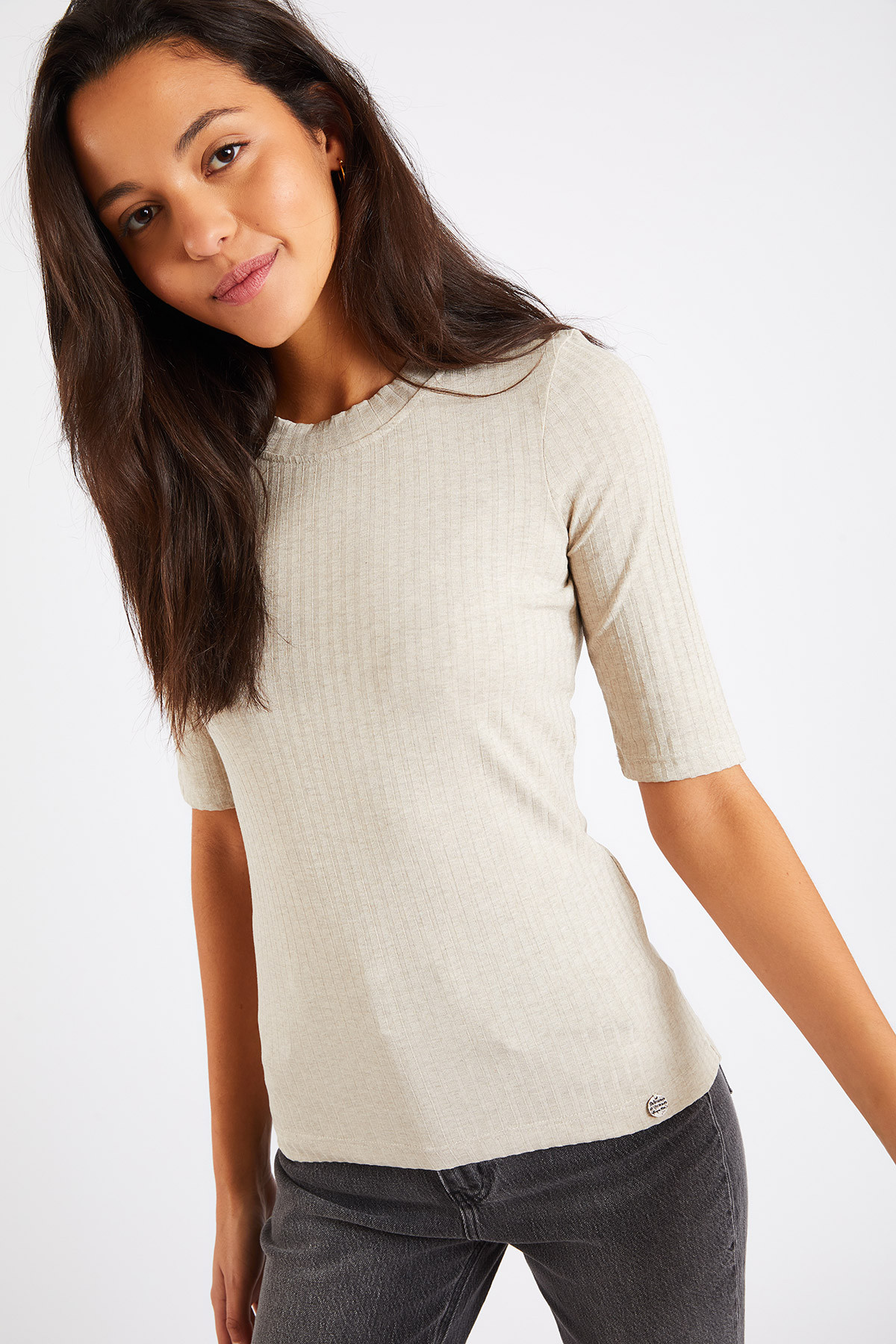 Cayden Leesburg off-white ribbed t 