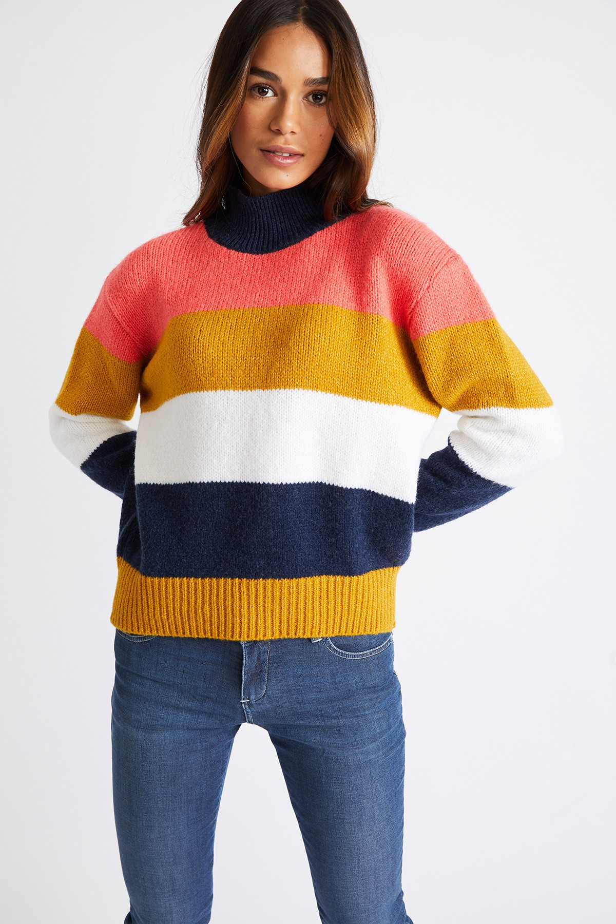 Come indossare e abbinare un maglione a maniche corte senape con un maglione  giallo per una donna di 30 anni in autunno 2022 in modo smart-casual (2  outfit) | Lookastic