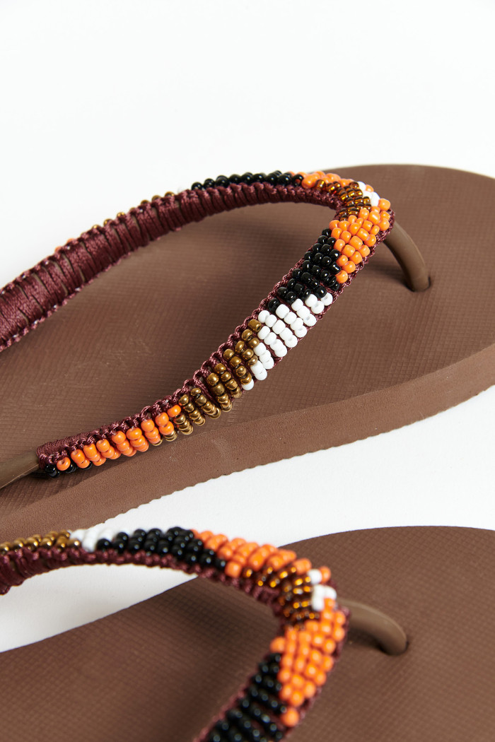 Chanclas marrones con cuentas de colores CALISUN SEASIDE