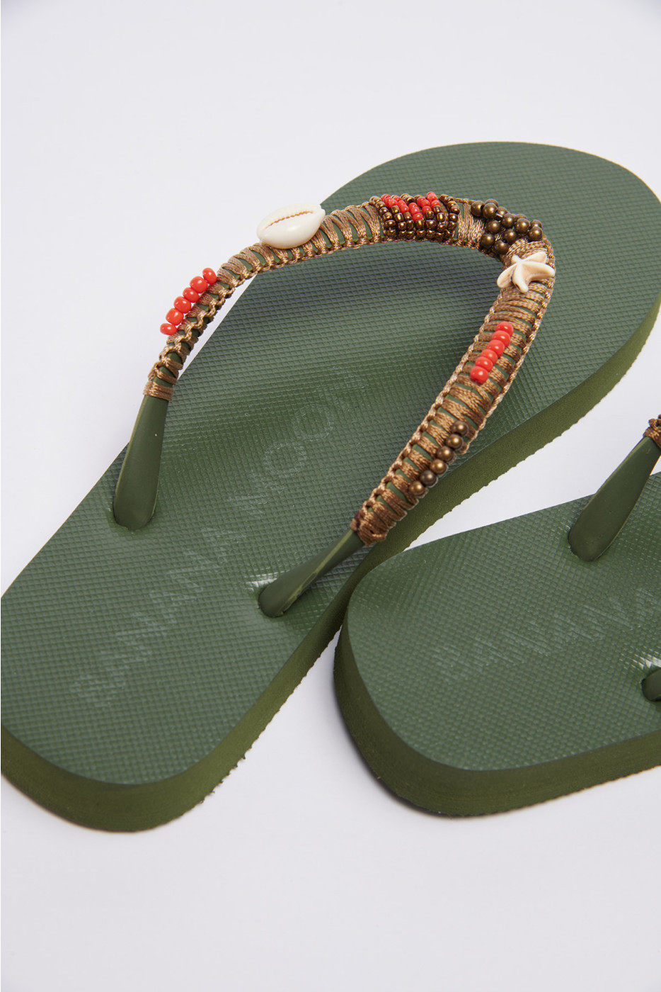 Chancletas de conchas color caqui Lucero Tahuata - 3